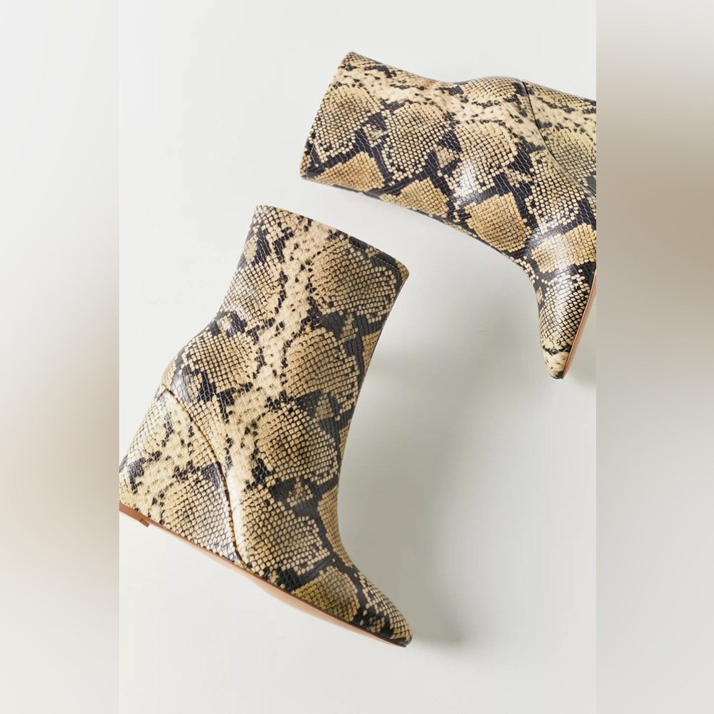 NWT NIB Matisse Kaia Wedge Side Zip Leather Boots Natural Snake Print Size 9